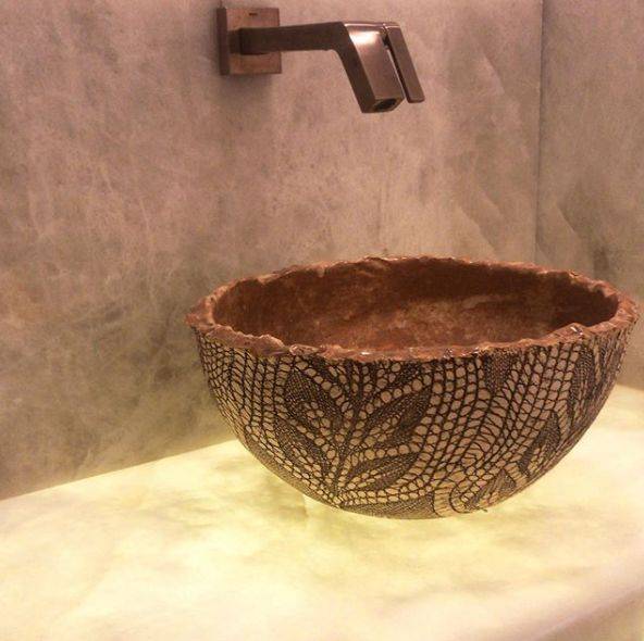 Cuba do ateliê Daniele Drummond especificada em projeto de lavabo assinado pelo arquiteto Felipe do Vale. Foto: Reprodução/Instagram Cuba do ateliê Daniele Drummond especificada em projeto de lavabo assinado pelo arquiteto Felipe do Vale. Foto: Reprodução/Instagram
