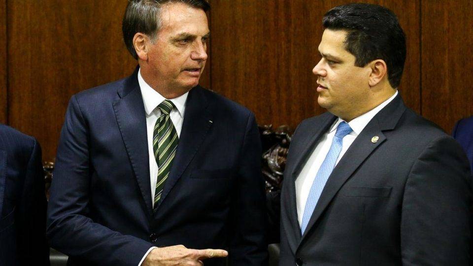 Reeleição de Alcolumbre faz presidente do Congresso acenar ao governo