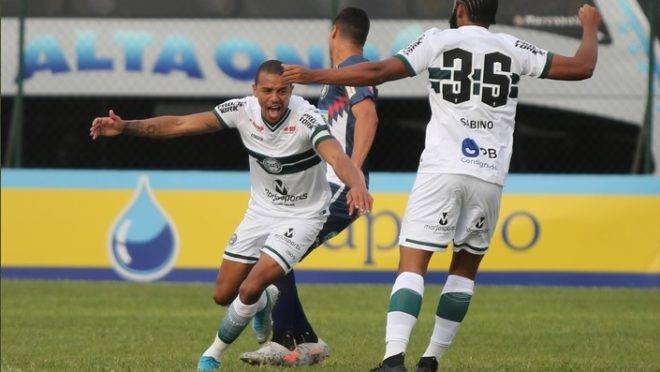 William Matheus comemora gol diante do Cianorte.