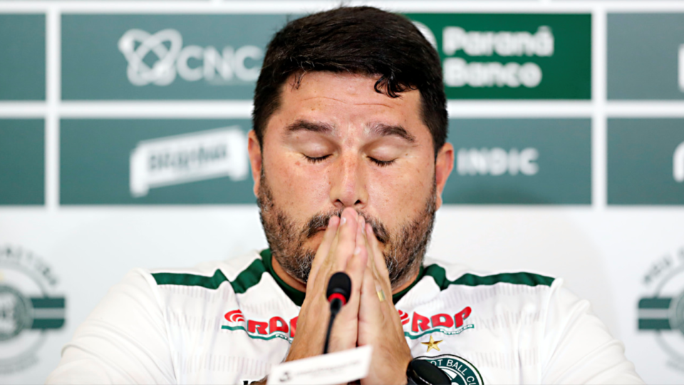 Com cinco titulares suspensos, Barroca mexe no Coritiba para jogo decisivo Com cinco titulares suspensos, Barroca mexe no Coritiba para jogo decisivo