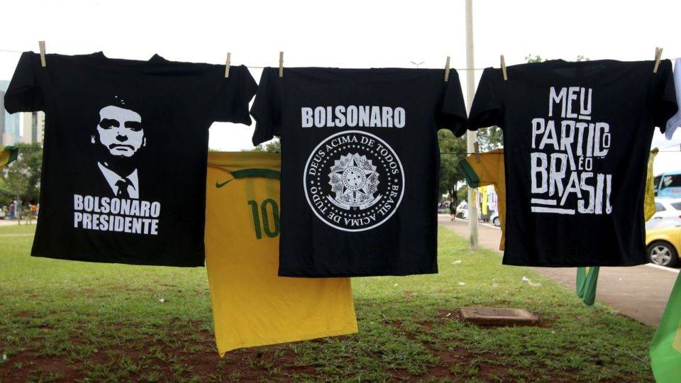 A “presença invisível”: como Bolsonaro participará das eleições mesmo sem fazer campanha Camisetas de apoio a Jair Bolsonaro