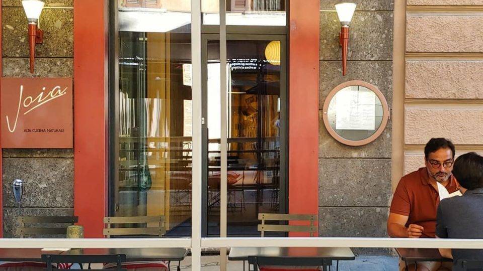 Avessos ao delivery, chefs estrelados apostam em novas receitas e mesas ao ar livre para driblar a crise O estrelado restaurante vegetariano Joia se rendeu às mesas ao ar livre