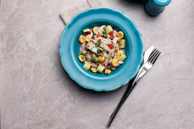 A combinação entre peixe, limão, coentro e cebola roxa faz do peruano ceviche uma opção perfeita para os dias mais quentes. Foto: Alexandre Mazzo/Gazeta do Povo A combinação entre peixe, limão, coentro e cebola roxa faz do peruano ceviche uma opção perfeita para os dias mais quentes. Foto: Alexandre Mazzo/Gazeta do Povo