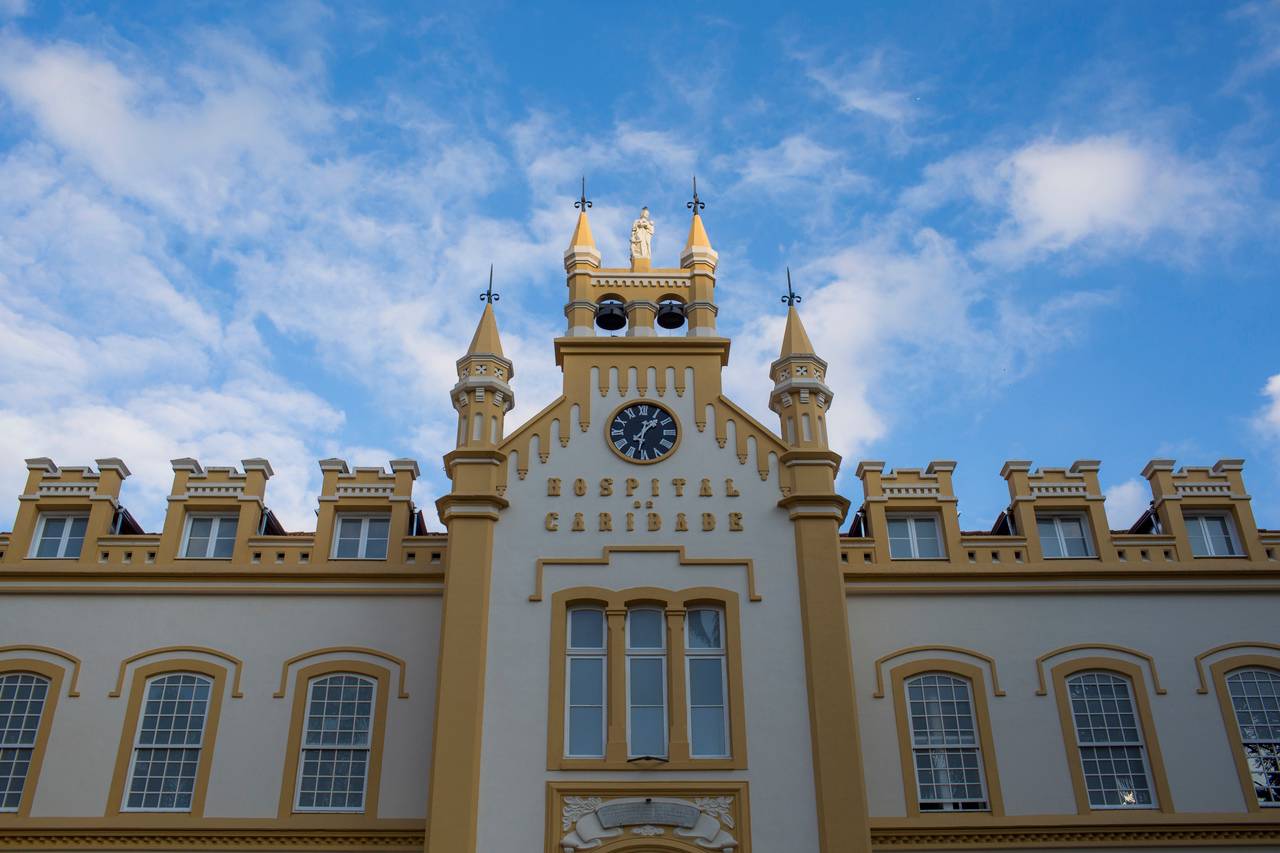 Fachada da Santa Casa de Misericórdia, em Curitiba.