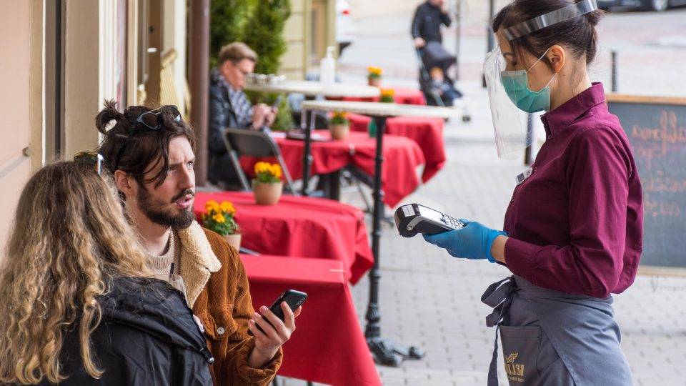 Restaurante do bairro e simplicidade no atendimento: o que vem depois da pandemia restaurante atendimento na rua