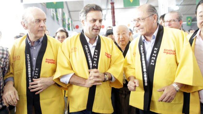 José Serra, Aécio Neves e Geraldo Alckmin, lado a lado, usando quimono no 17.º Festival do Japão de São Paulo, durante a campanha eleitoral de 2014.