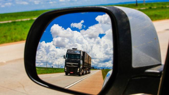 Caminhão rodando em estrada brasileira.