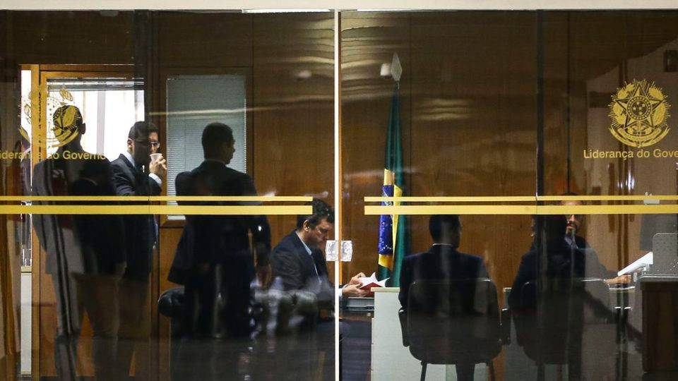 Polícia Federal realiza buscas no gabinete do senador e líder do governo Fernando Bezerra Coelho (MDB-PE), em 2019: operações como essa se tornaram corriqueiras e preocupam os parlamentares.