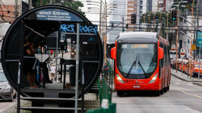 Ônibus biarticulado Ligeirão, do transporte coletivo, na canaleta da Avenida Sete de Setembro.