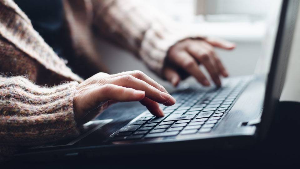 8 dicas para melhorar a velocidade do seu Windows no home office Woman Working On Laptop From Home. Busy People Lifestyle. Woman