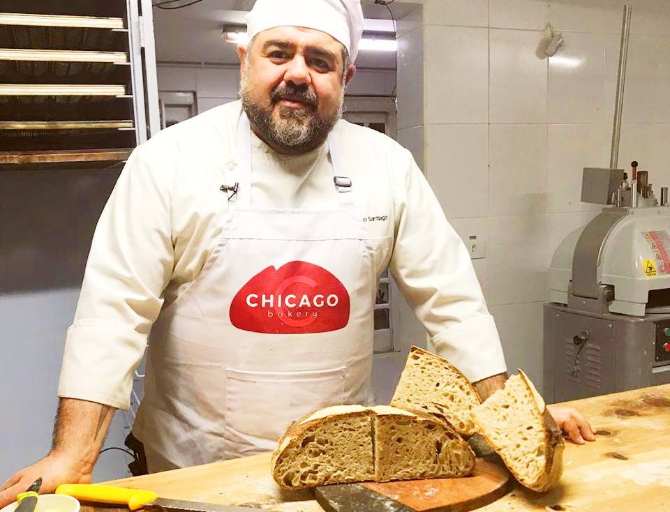 Rodrigo Santiago, da Chicago Bakery, e um exemplar do pão de campanha arrematado no leilão. Rodrigo Santiago, da Chicago Bakery, e um exemplar do pão de campanha arrematado no leilão.