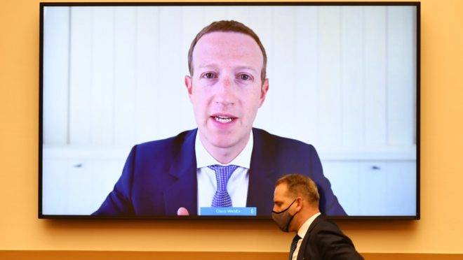Mark Zuckerberg, do Facebook, depõe a parlamentares dos EUA por videoconferência.