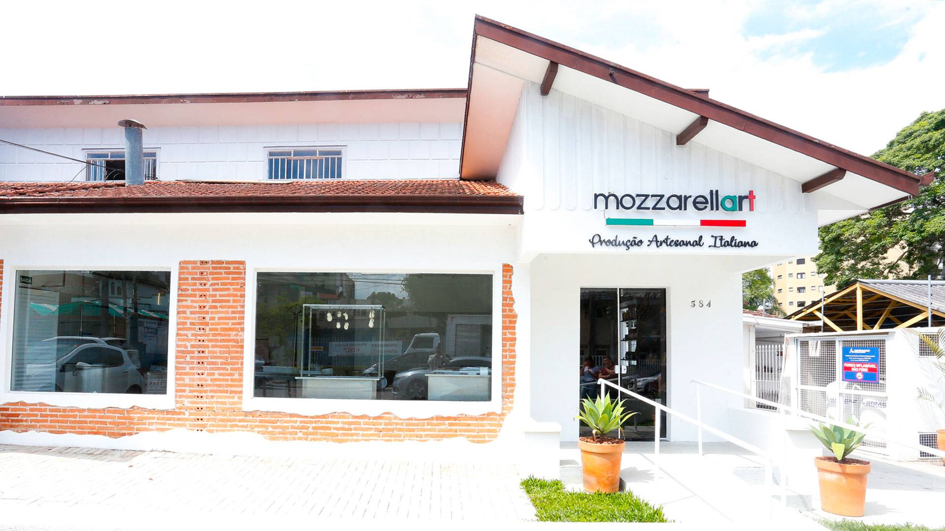 Fachada da Mozzarellart, no bairro Juvevê, em Curitiba. Fachada da Mozzarellart, no bairro Juvevê, em Curitiba.