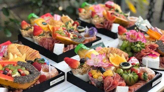 Uma experiência gastronômica, o grazing food é inspirado na tendência australiana de “esparramar” bons petiscos em tábuas de luxo, boxes com muito estilo e mesas gourmets exuberantes.