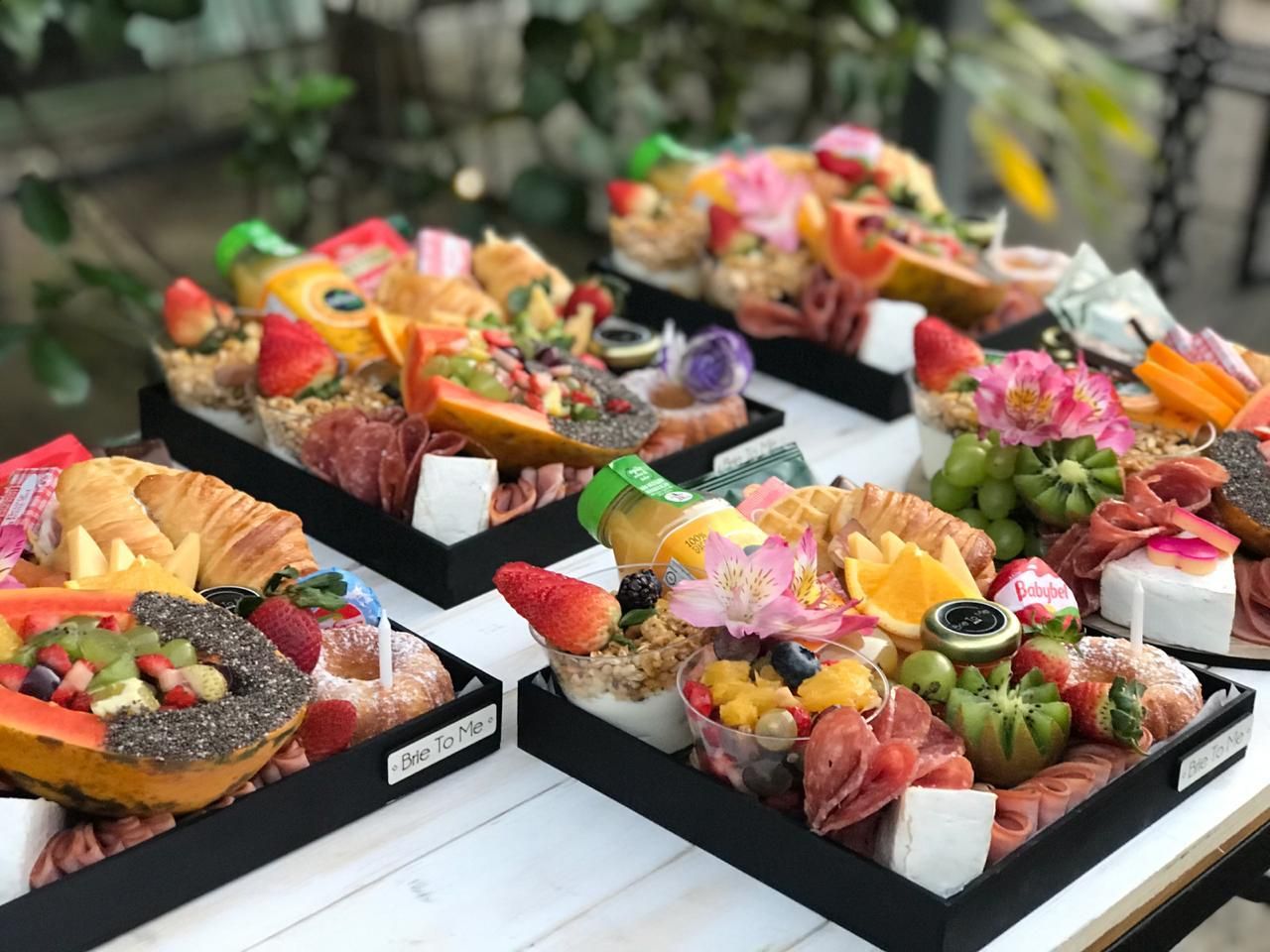 Uma experiência gastronômica, o grazing food é inspirado na tendência australiana de “esparramar” bons petiscos em tábuas de luxo, boxes com muito estilo e mesas gourmets exuberantes.