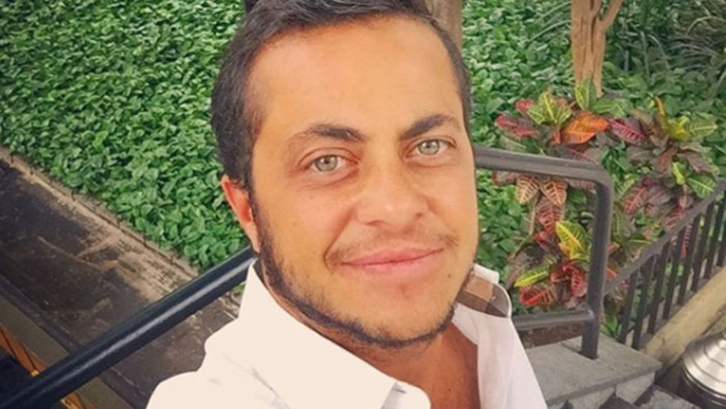 Ramalhete: “E a filha, então, após ter sido exposta nas paredes das borracharias junto à mãe, conseguiu, espantosamente, transformar-se em sósia do Carlos Bolsonaro”.