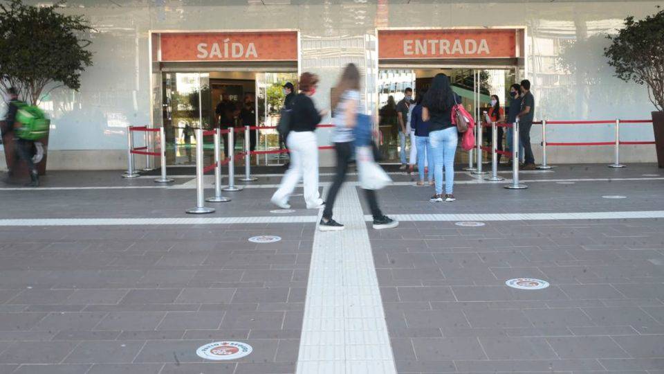 Crise levou ao fechamento de 11 mil lojas de shoppings entre abril e agosto Confira 8 sugestões do Ipea para o Brasil superar a crise da Covid-19