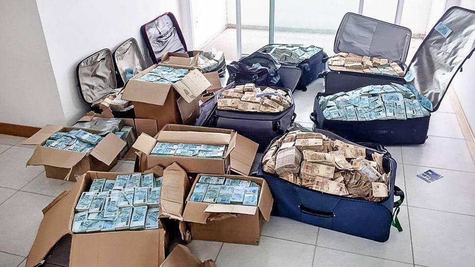 Por que a nota de R$ 200 pôs em alerta as autoridades que combatem a corrupção Polícia Federal apreendeu R$ 51 milhões em dinheiro vivo no apartamento do ex-ministro Geddel Vieira Lima, em 2017, em Salvador: transporte e ocultação da nota de R$ 200 demandaria menos malas e caixas.