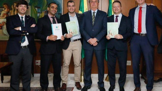 Da esquerda para a direita: Anthony Tannus Wright, Wiliam Cunha, Eduardo Sallenave, o presidente Jair Bolsonaro, Carlos Nadalim e Fábio Gomes. Equipe tem sido rotulada de “ideológica” e “inoperante”.