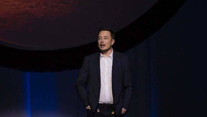 Tesla Motors CEO Elon Musk speaks about the Interplanetary Transport System which aims to reach Mars with the first human crew in history, in the conference he gave during the 67th International Astronautical Congress in Guadalajara, Mexico on September 27, 2016. / AFP PHOTO / HECTOR GUERRERO