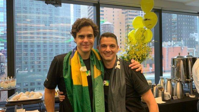 Guilheme Benchimol e Marcos Fernandes comemorando o IPO da XP em Nova York