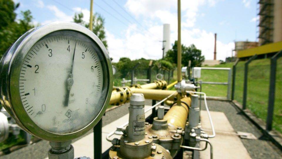 Câmara aprova texto-base de abertura do mercado de gás Estação de gás natural em Ponta Grossa (PR): nova lei do gás vai impulsionar investimentos e baratear produto, diz governo.