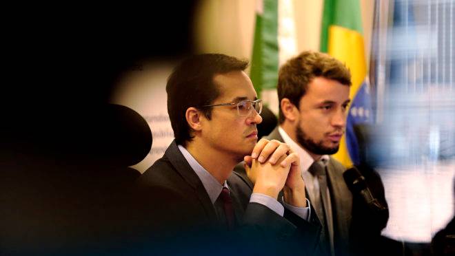 O coordenador da Lava Jato de Curitiba, Deltan Dallagnol, com as duas mãos unidas, ao lado do procurador Diogo Castor de Mattos, também da Lava Jato.