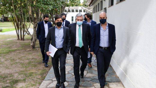 O presidente argentino Alberto Fernández (centro), com o governador de Buenos Aires, Axel Kicillof (esquerda), e o prefeito da capital, Horacio Rodriguez Larreta.