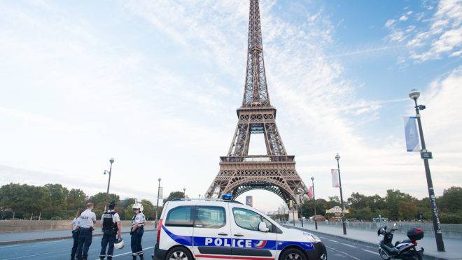 Posto de controle da polícia francesa próximo à Torre Eiffel