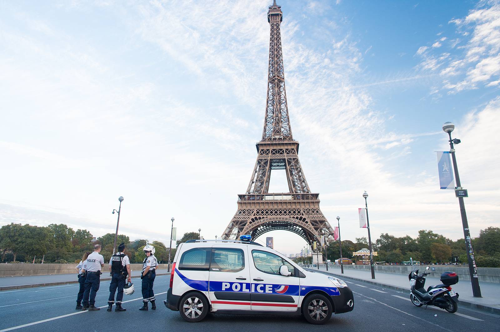 Posto de controle da polícia francesa próximo à Torre Eiffel
