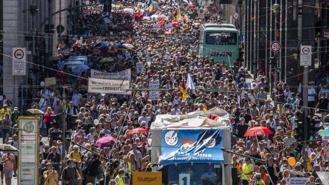 Manifestantes marcham no centro da capital da Alemanha para protestar contra as medidas de restrição impostas para conter o coronavírus, 1 de agosto
