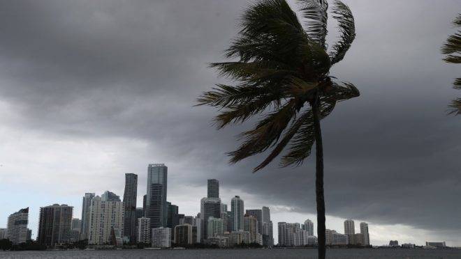 Nuvens se formam sobre Miami enquanto o furacão Isaias se aproxima da costa leste da Flórida, EUA, 1 de agosto. O furacão deve passar pela região nas próximas 24 horas