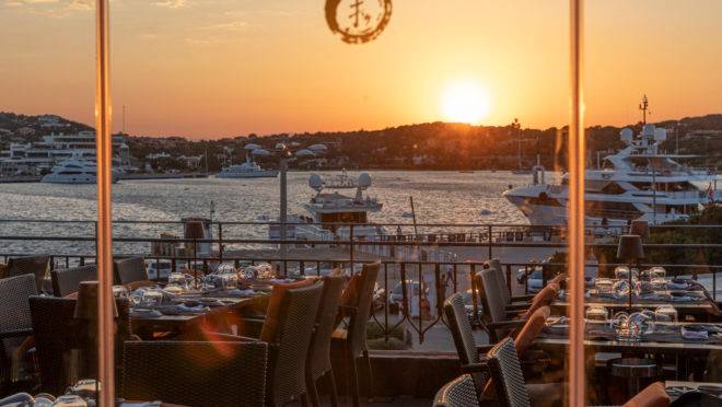 Vista de tirar o fôlego da varanda do restaurante Finger’s Porto Cervo, na Costa Esmeralda