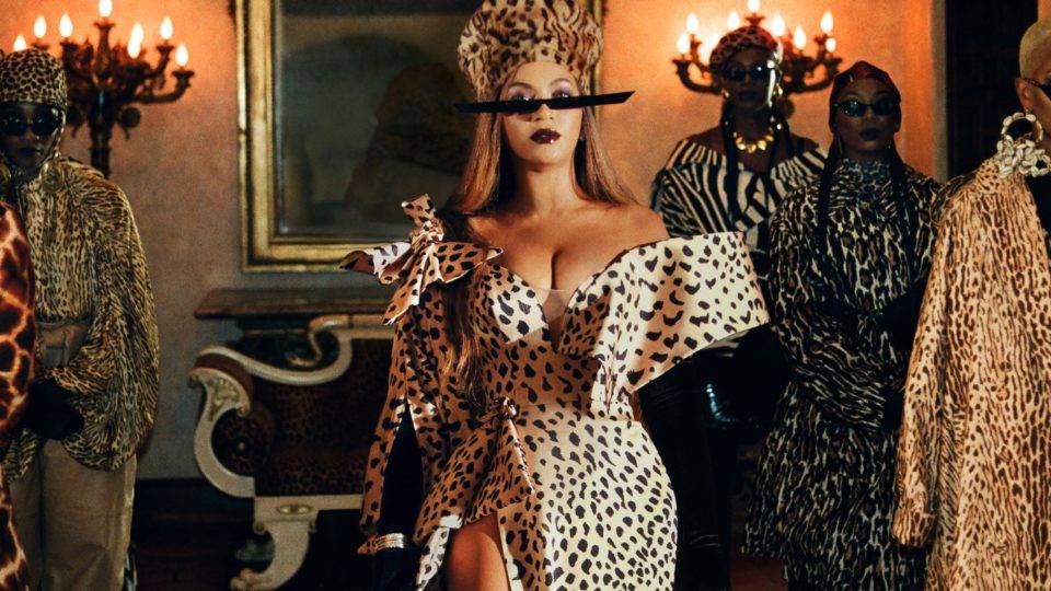 A cantora Beyoncé em cena de "Black is King"