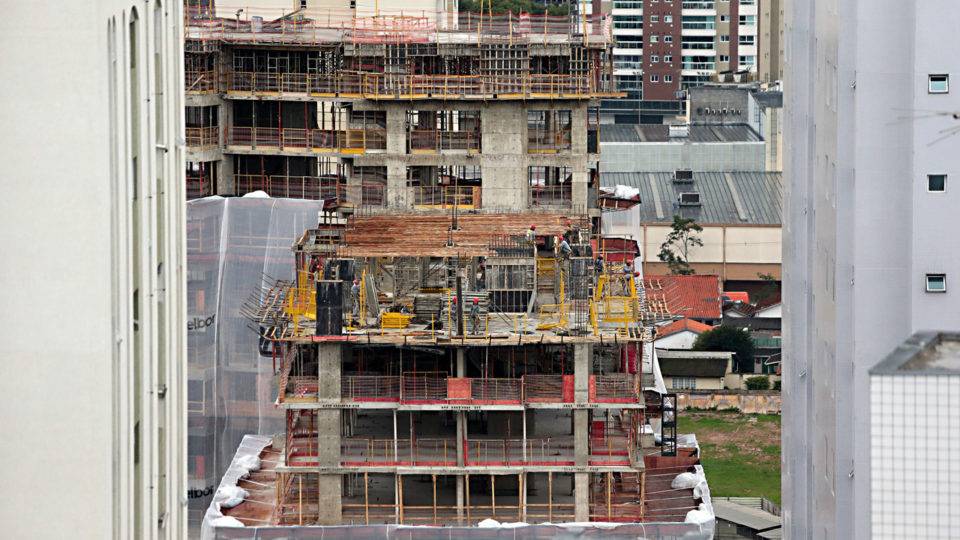 1,8 milhão de trabalhadores já aderiram ao programa de manutenção do emprego Construção de prédio em Curitiba