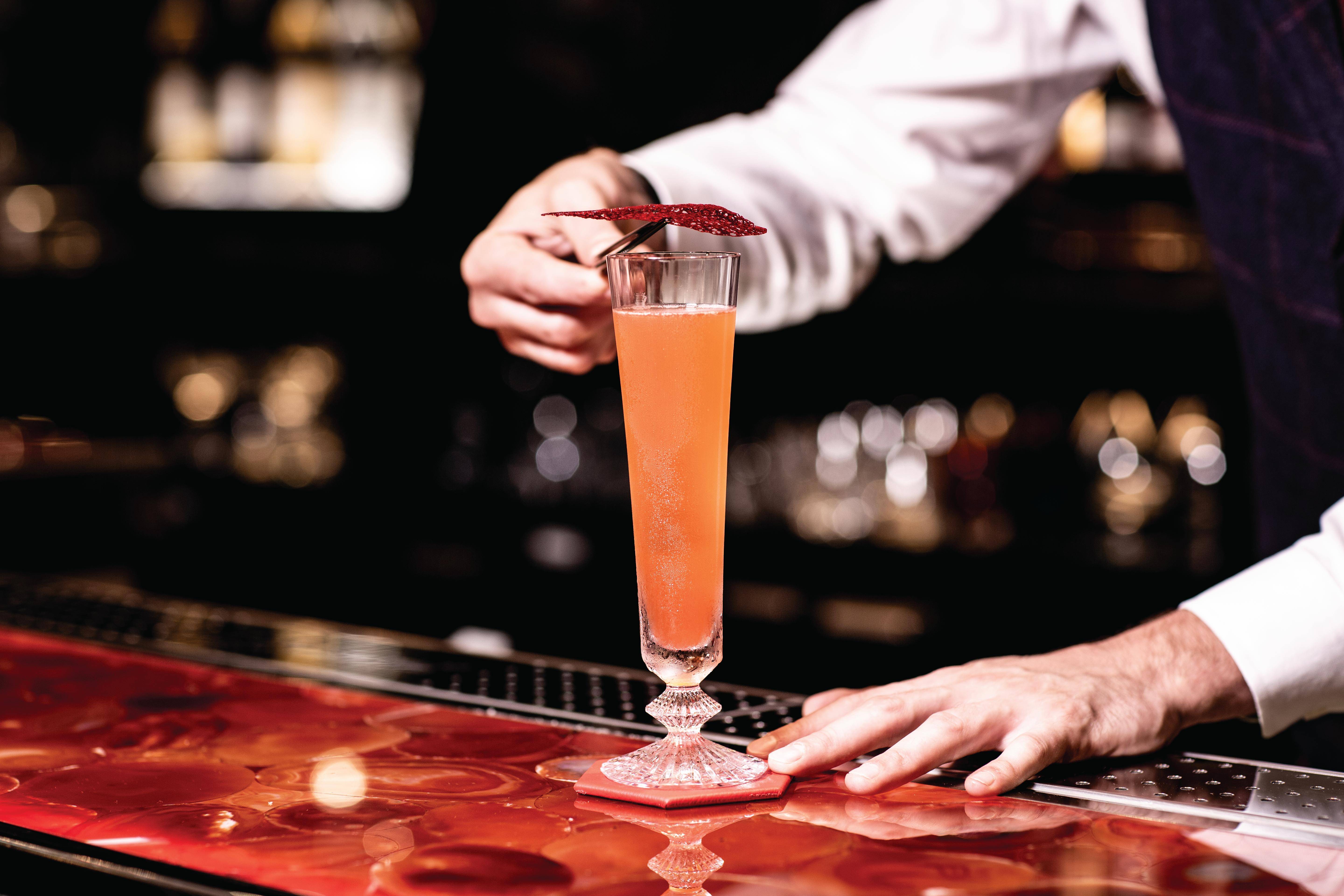 Todos os drinks do Bar Baccarat serão servidos em copos de cristais da maison francesa. Foto: Barney/Divulgação Todos os drinks do Bar Baccarat serão servidos em copos de cristais da maison francesa. Foto: Barney/Divulgação