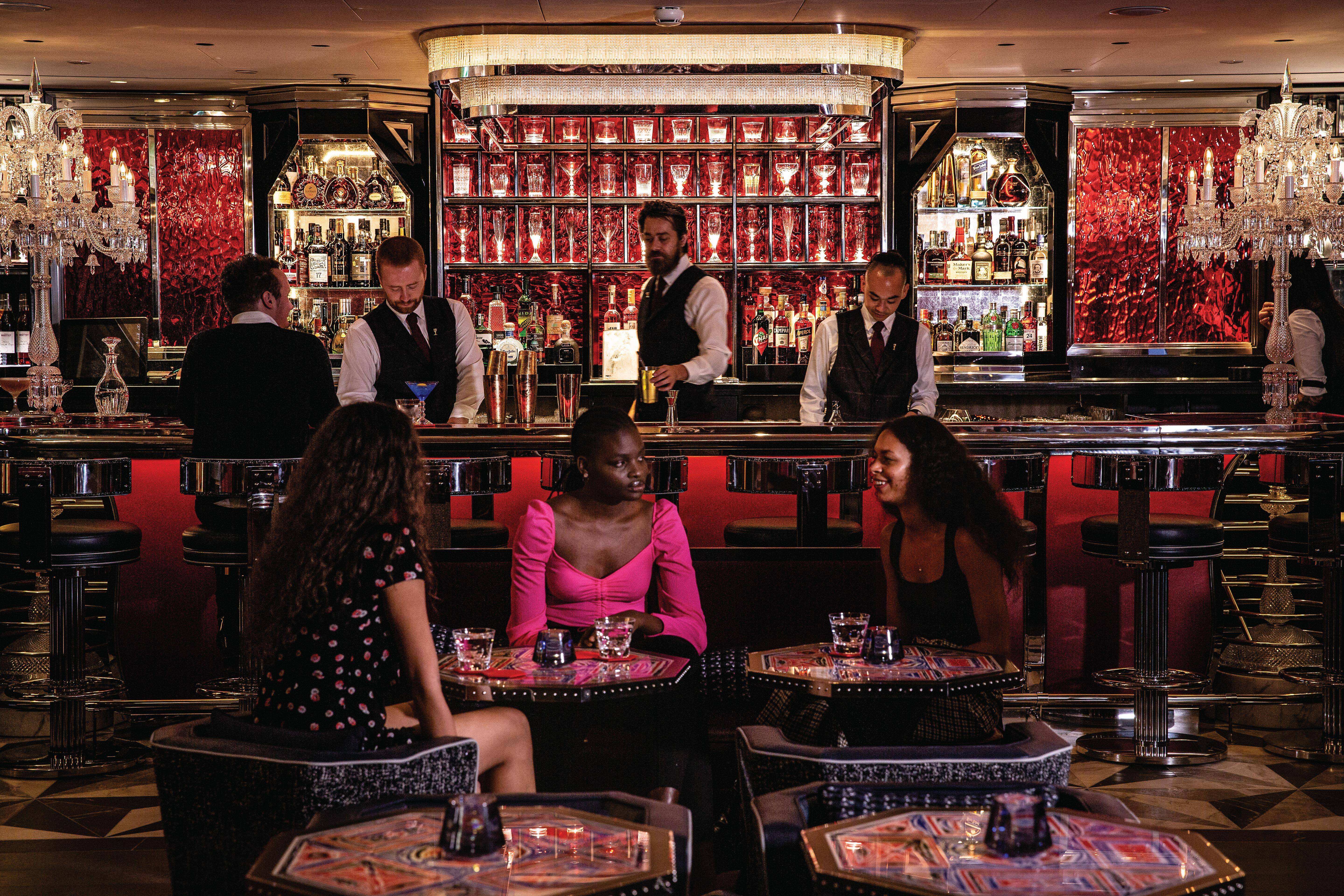 Bar Baccarat segue uma linguagem bem clássica na decoração. Foto: Barney/Divulgação Bar Baccarat segue uma linguagem bem clássica na decoração. Foto: Barney/Divulgação