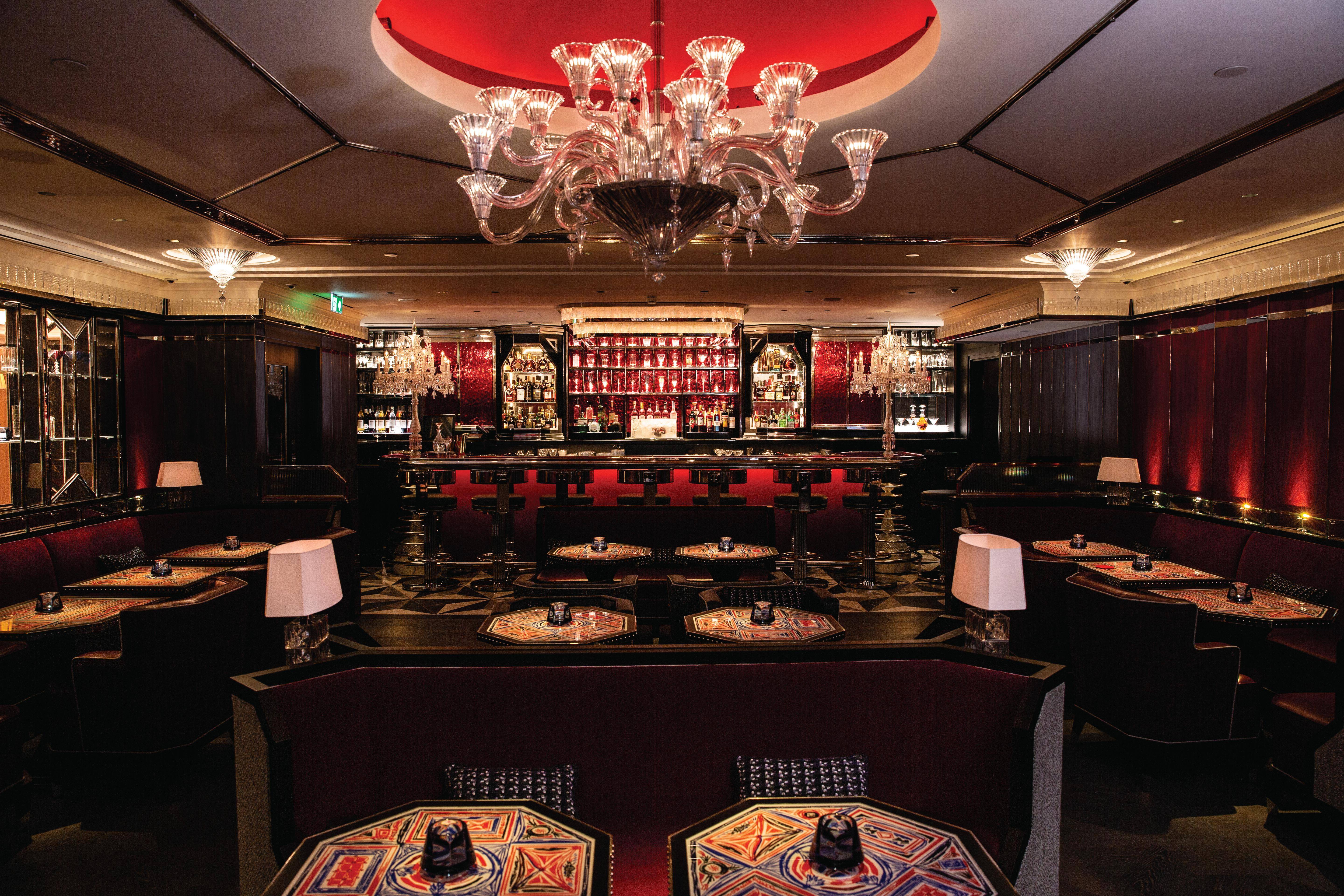 Couro, mármore, veludo vermelho e molduras boiseries formam a decoração teatral do Bar Baccarat. Foto: Barney/Divulgação Couro, mármore, veludo vermelho e molduras boiseries formam a decoração teatral do Bar Baccarat. Foto: Barney/Divulgação