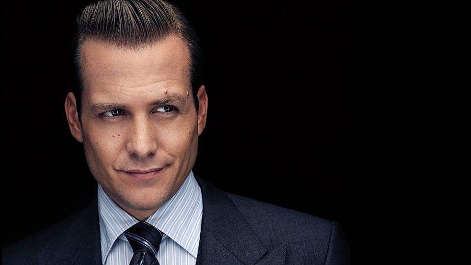 Respeite o terno jeans Gabriel Macht como Harvey Specter, na série “Suits” (Divulgação)