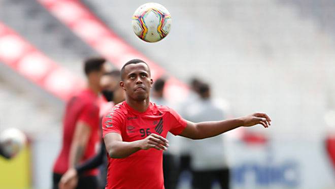 Carlos Eduardo tem o terceiro maior salário do Athletico