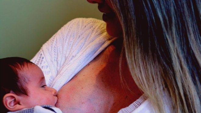 As famílias precisam estar mais atentas às novas orientações de segurança e proteção, mas o leite materno é insubstituível
