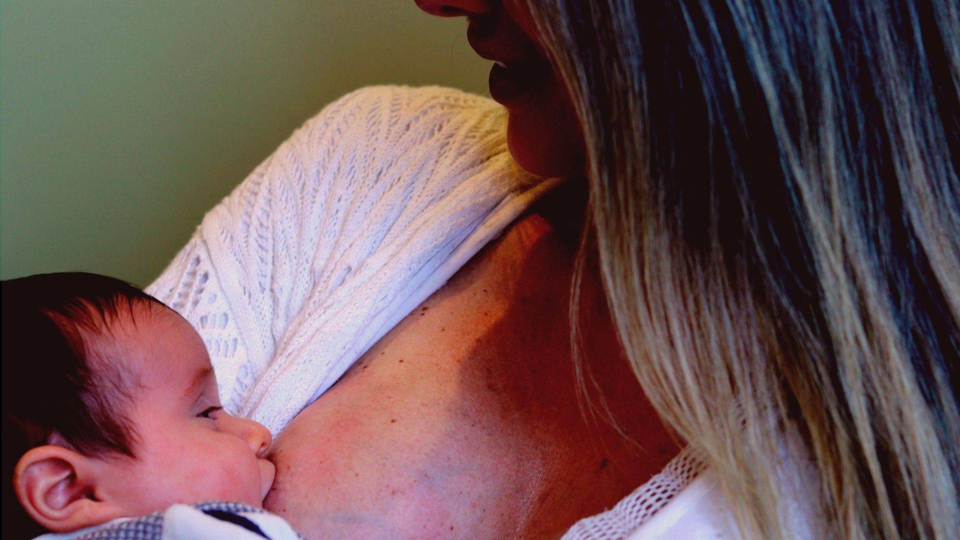 As famílias precisam estar mais atentas às novas orientações de segurança e proteção, mas o leite materno é insubstituível