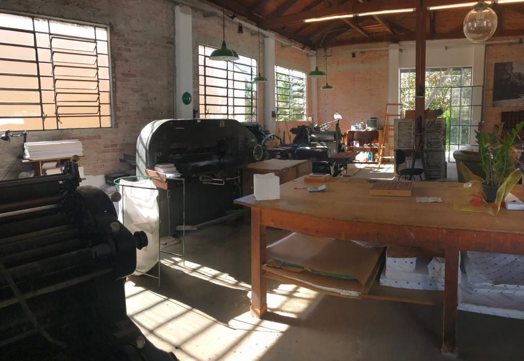 A empresária à frente do negócio está restaurando todos os móveis e maquinários da antiga oficina de tipografia. Foto: Arquivo pessoal/Raquel Gapski A empresária à frente do negócio está restaurando todos os móveis e maquinários da antiga oficina de tipografia. Foto: Arquivo pessoal/Raquel Gapski