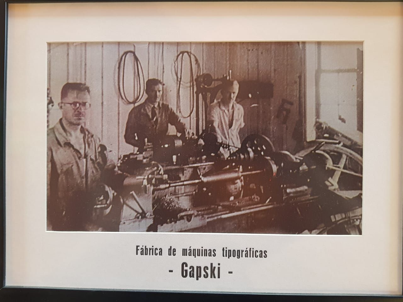 Da esquerda para a direita, os irmãos Paulo, Jango e Zico Gapski, fundadores da fábrica de máquinas tipográficas e posteriormente da tipografia. Foto: Arquivo pessoal/Raquel Gapski Da esquerda para a direita, os irmãos Paulo, Jango e Zico Gapski, fundadores da fábrica de máquinas tipográficas e posteriormente da tipografia. Foto: Arquivo pessoal/Raquel Gapski