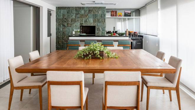 A pedra hijau na parede da área gourmet é um dos destaques do projeto da TT Interiores para um apartamento de 180 m².