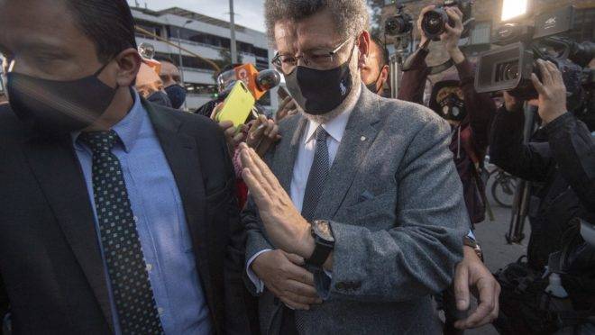 Usando máscara de proteção contra o coronavírus, Álvaro Uribe deixa o prédio da Suprema Corte da Colômbia, em Bogotá, em 4 de agosto de 2020.