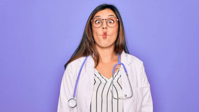 A medicina deveria se manter afastada de ideologia