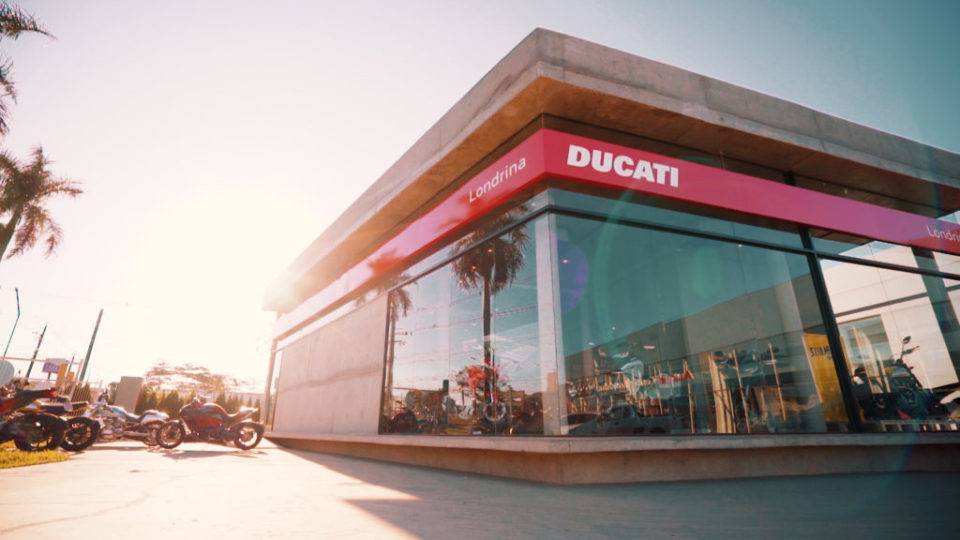 Fachada da Ducati em Londrina, no Paraná
