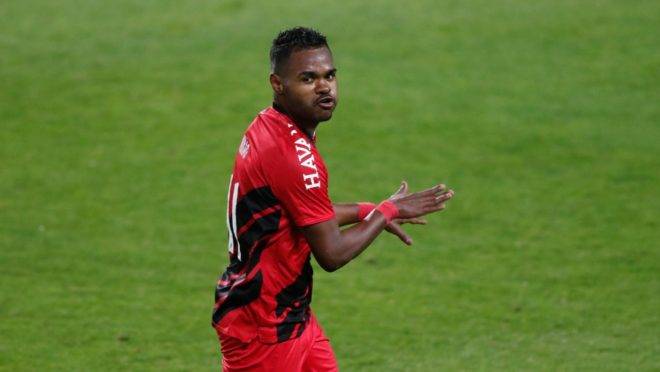 Nikão marcou um golaço para virar a partida contra o Coritiba