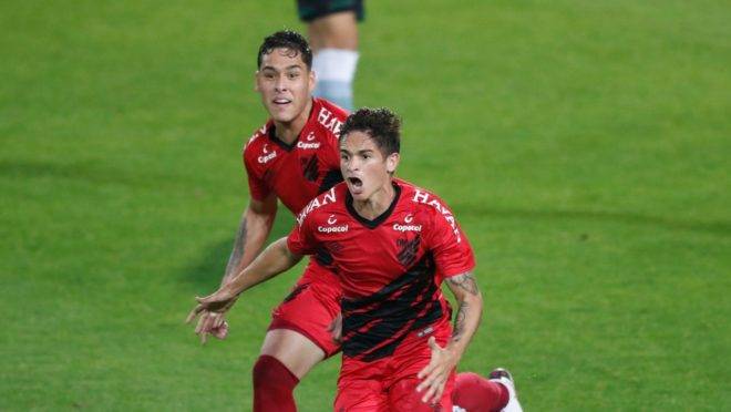 Khellven comemora o gol de empate do Athletico